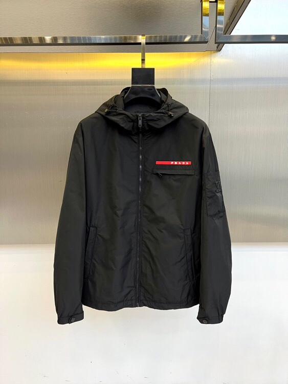 
Prad普拉、2025s早春最新发售红标夹克外套，衣身选用工业感十足的Re-Nylon再生尼龙打造，衣