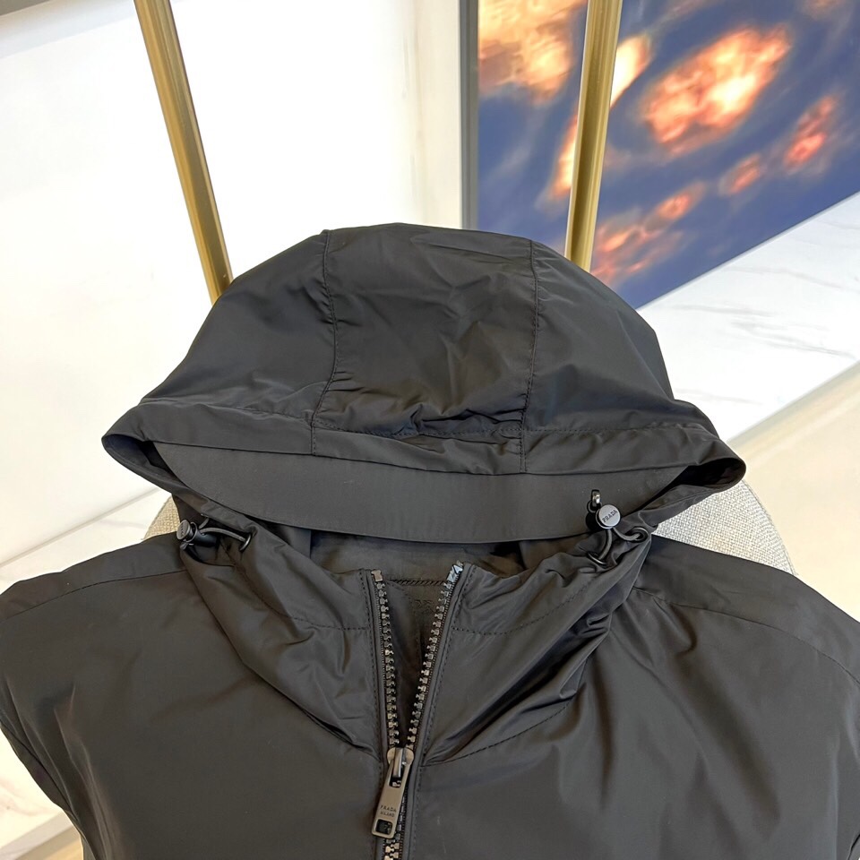 
Prad普拉、2025s早春最新发售红标夹克外套，衣身选用工业感十足的Re-Nylon再生尼龙打造，衣