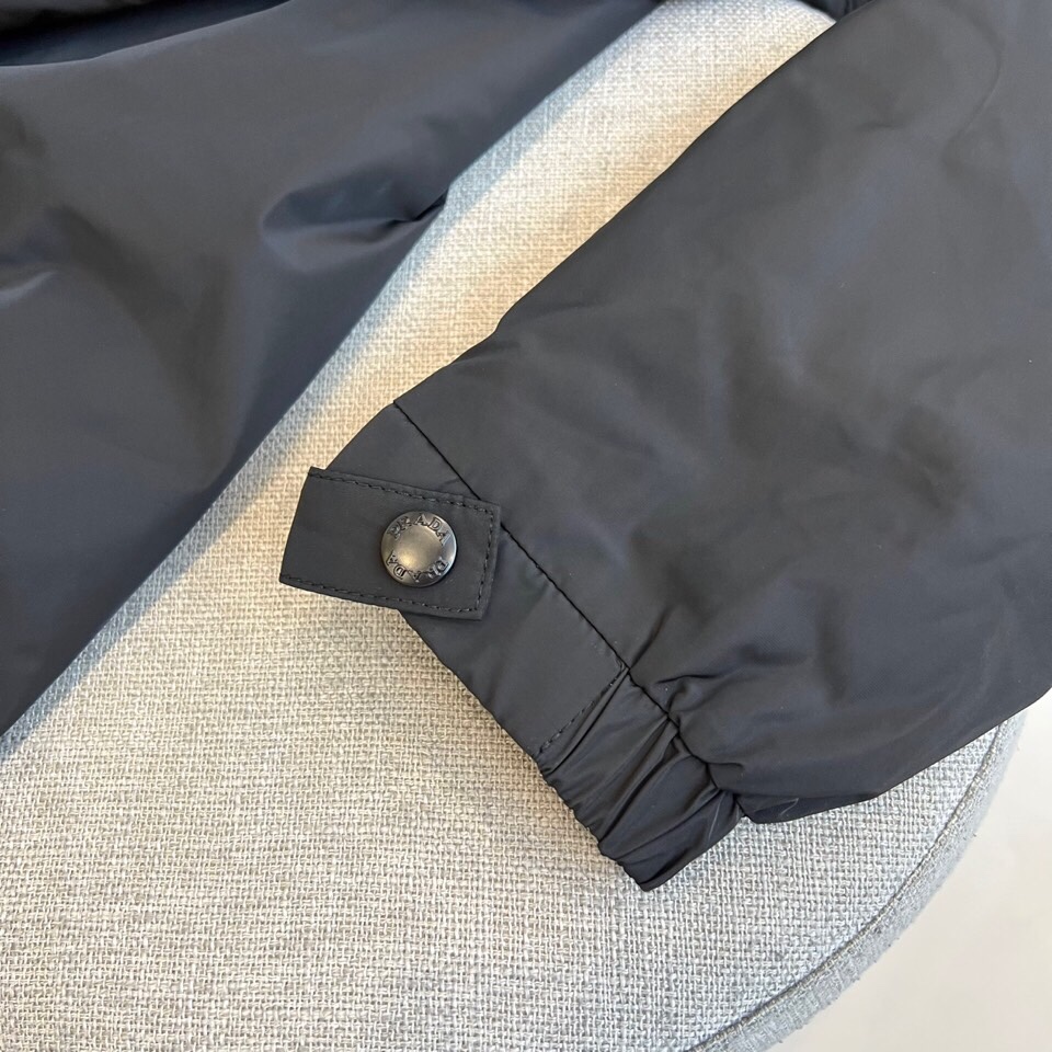 
Prad普拉、2025s早春最新发售红标夹克外套，衣身选用工业感十足的Re-Nylon再生尼龙打造，衣