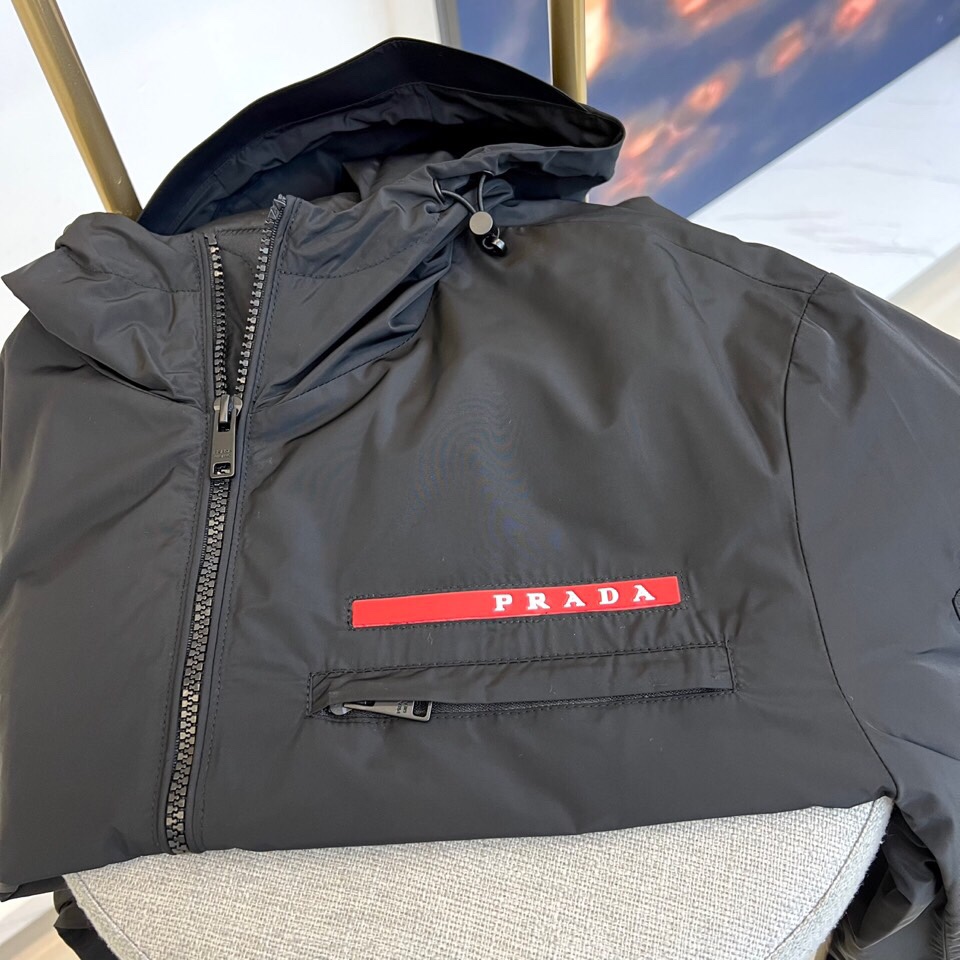 
Prad普拉、2025s早春最新发售红标夹克外套，衣身选用工业感十足的Re-Nylon再生尼龙打造，衣