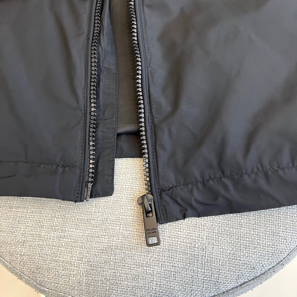 
Prad普拉、2025s早春最新发售红标夹克外套，衣身选用工业感十足的Re-Nylon再生尼龙打造，衣