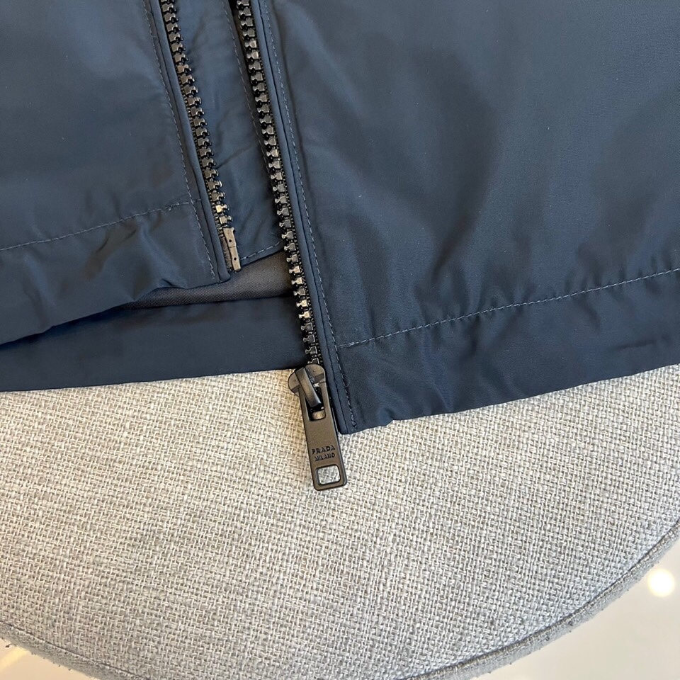 
Prad普拉、2025s早春最新发售红标夹克外套，衣身选用工业感十足的Re-Nylon再生尼龙打造，衣