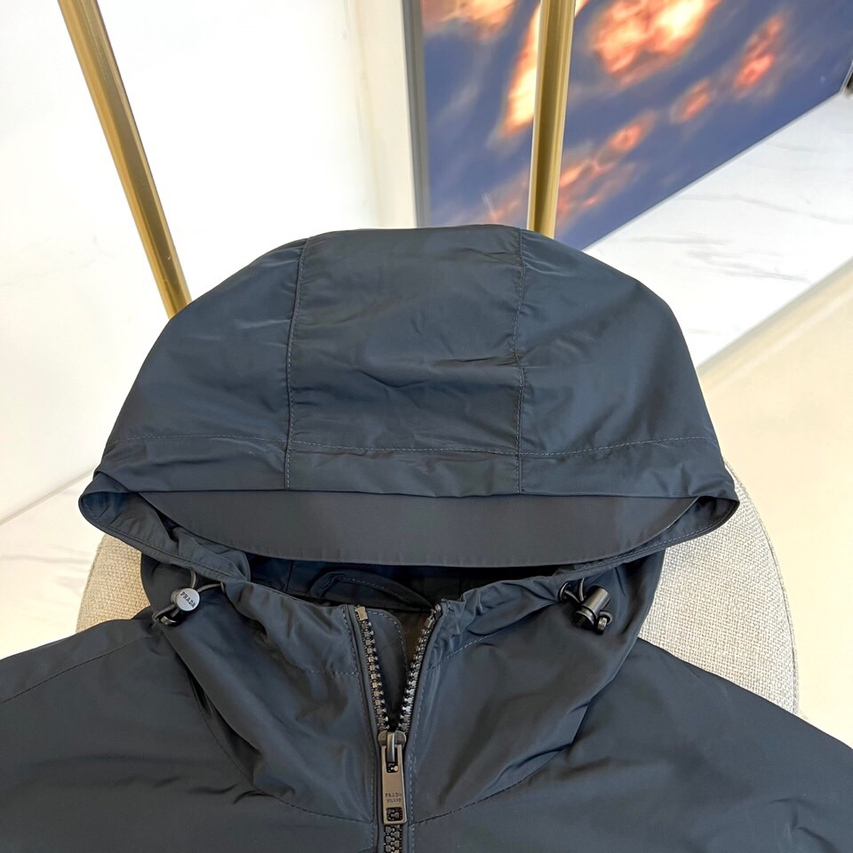 
Prad普拉、2025s早春最新发售红标夹克外套，衣身选用工业感十足的Re-Nylon再生尼龙打造，衣