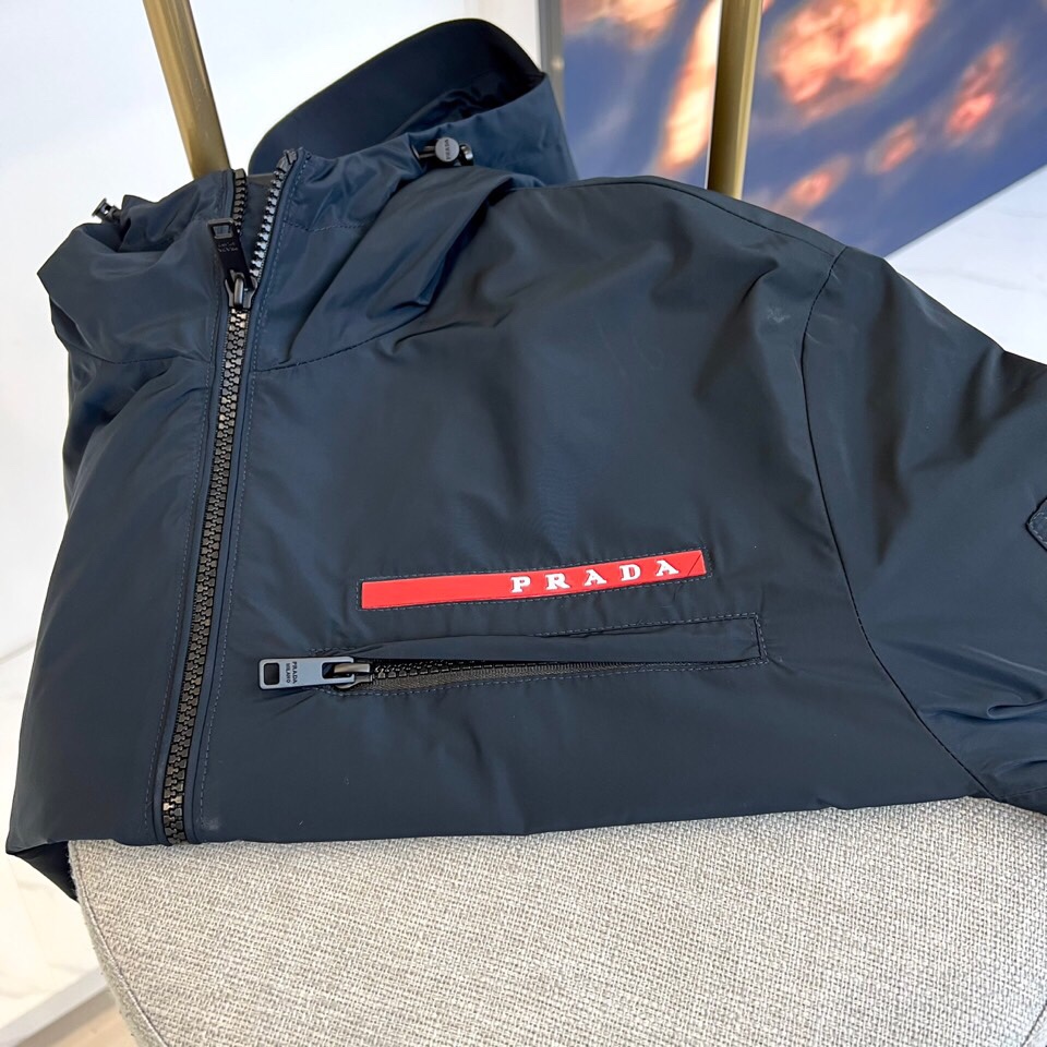 
Prad普拉、2025s早春最新发售红标夹克外套，衣身选用工业感十足的Re-Nylon再生尼龙打造，衣