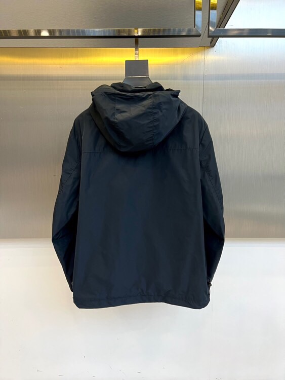 
Prad普拉、2025s早春最新发售红标夹克外套，衣身选用工业感十足的Re-Nylon再生尼龙打造，衣