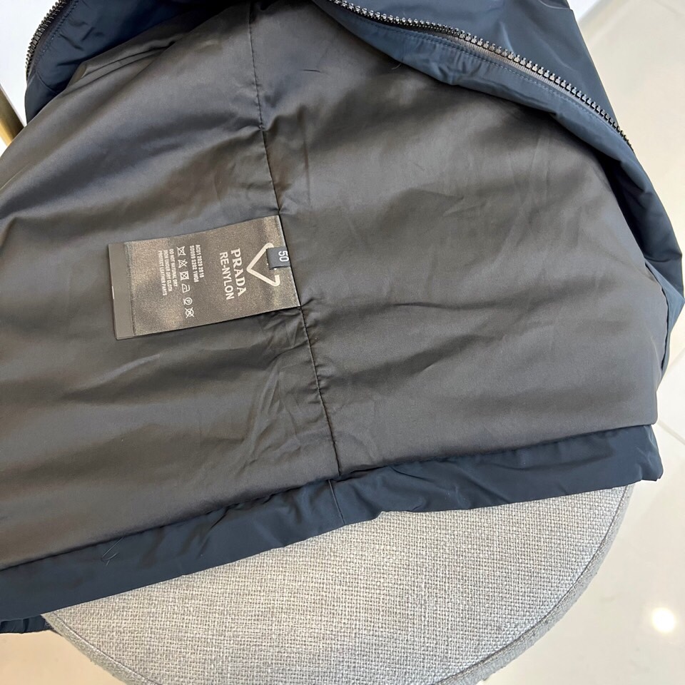 
Prad普拉、2025s早春最新发售红标夹克外套，衣身选用工业感十足的Re-Nylon再生尼龙打造，衣