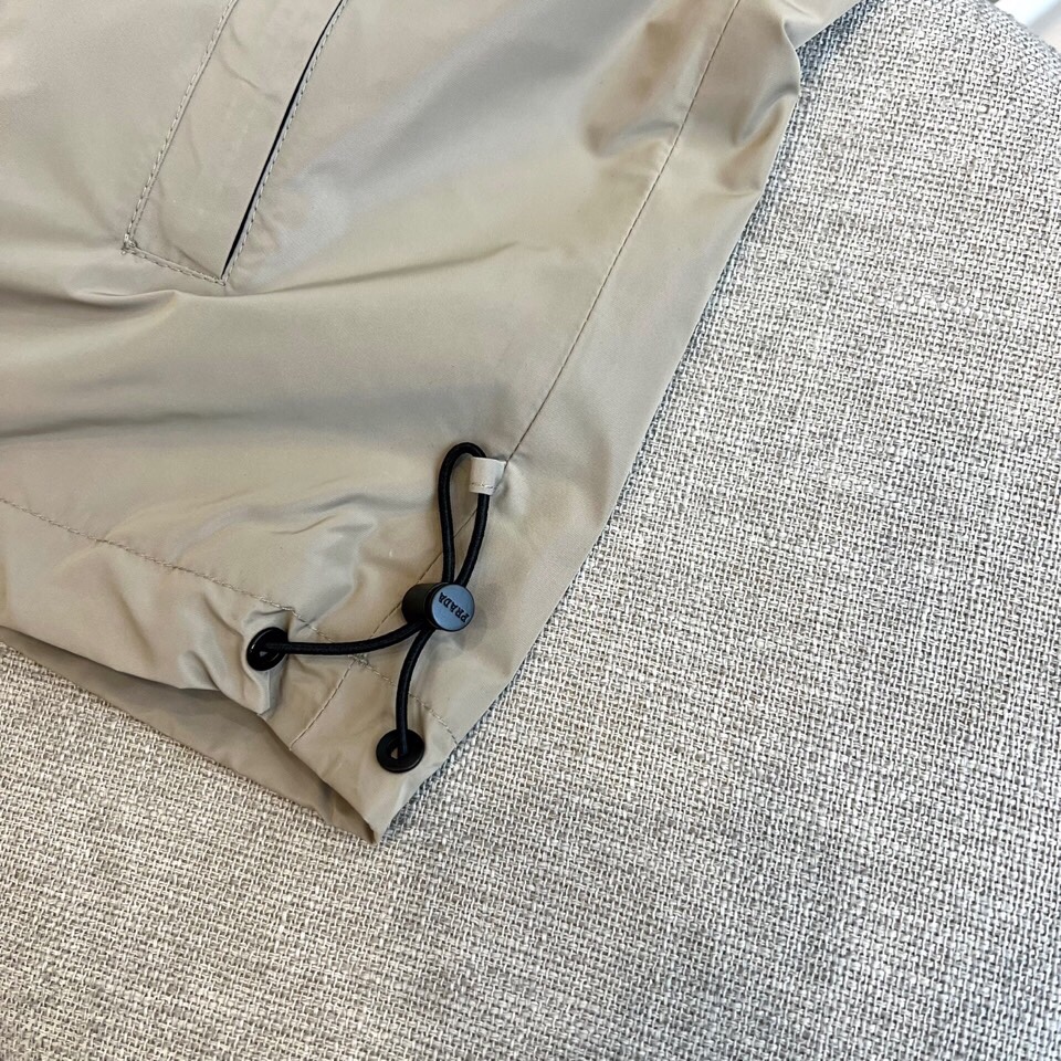 
Prad普拉、2025s早春最新发售红标夹克外套，衣身选用工业感十足的Re-Nylon再生尼龙打造，衣