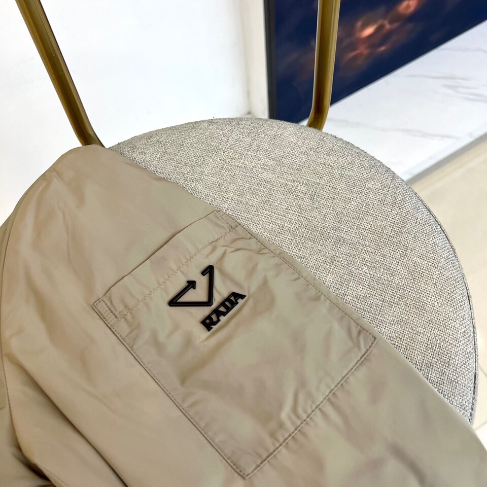 
Prad普拉、2025s早春最新发售红标夹克外套，衣身选用工业感十足的Re-Nylon再生尼龙打造，衣