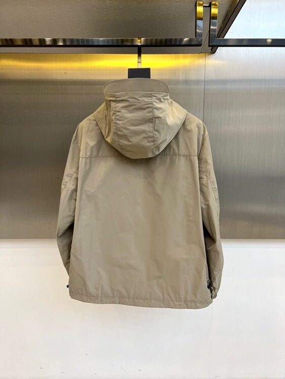 
Prad普拉、2025s早春最新发售红标夹克外套，衣身选用工业感十足的Re-Nylon再生尼龙打造，衣