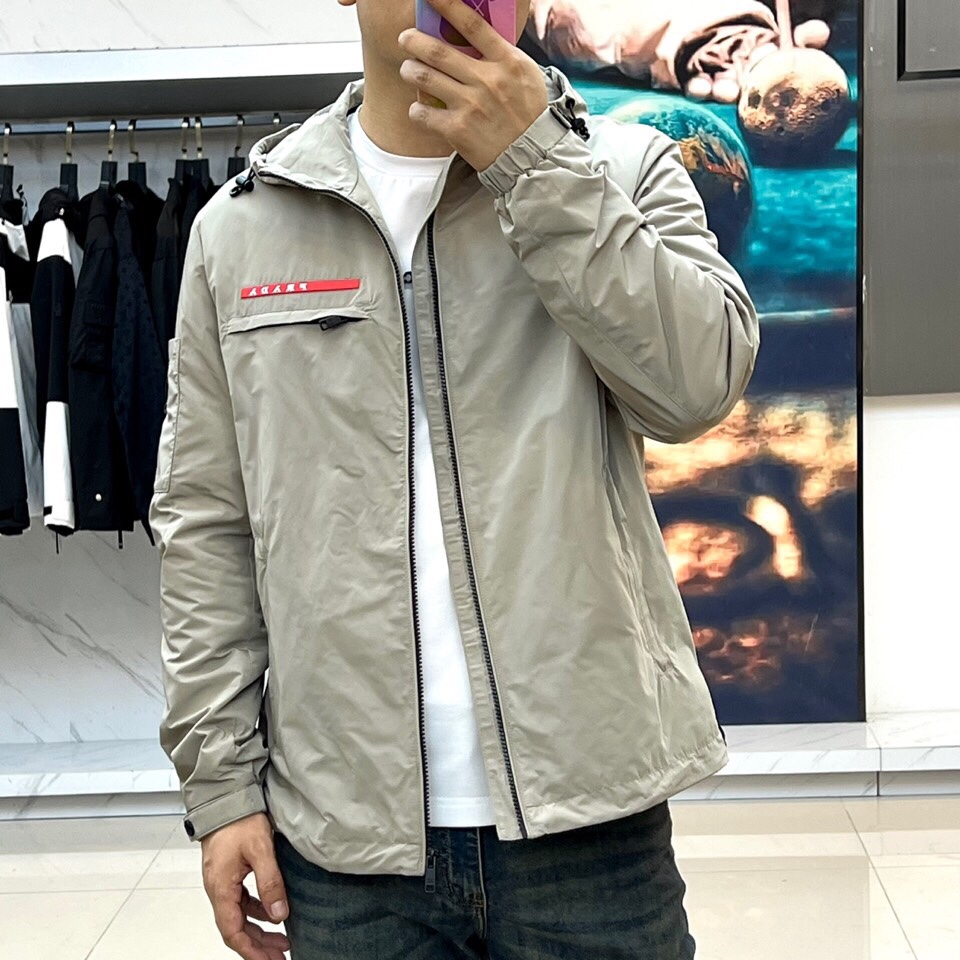 
Prad普拉、2025s早春最新发售红标夹克外套，衣身选用工业感十足的Re-Nylon再生尼龙打造，衣