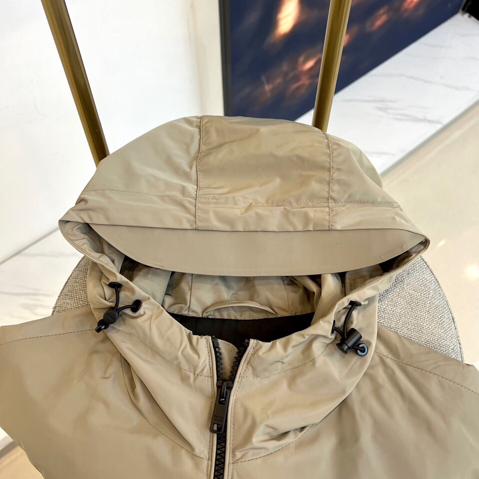 
Prad普拉、2025s早春最新发售红标夹克外套，衣身选用工业感十足的Re-Nylon再生尼龙打造，衣