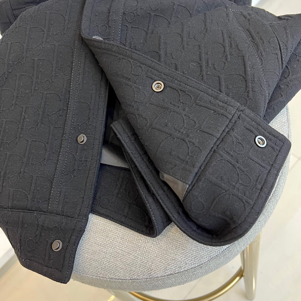 
Dio迪奥、2025秋冬 全品相订单，订制针织提花男士立领休闲夹克外套 运用比例和提花纹理质感呈现设计