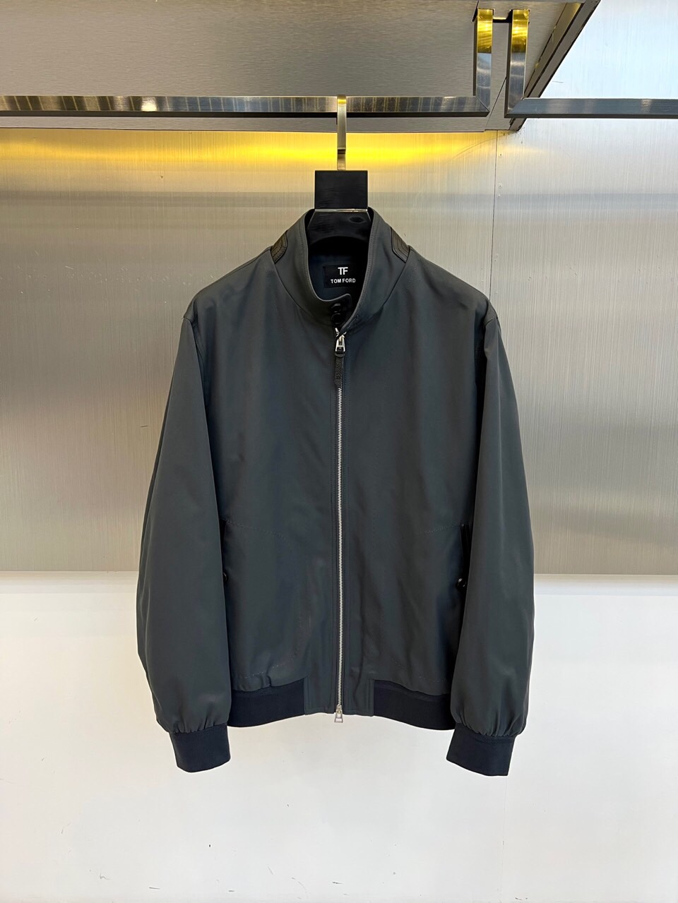 NO:514761,TF Tom Ford, 25s autumn and winter new classic Harrington stand collar business casual new men's slim simple jacket jacket. TF classic stand collar jacket, the organ page behind the back has always been the standard design of windbreaker, and the structure behind it takes into account the rainproof function of early spring rain season. The hem is straight-tuned, and the fitting style is capable and casual. The quality is perfect, the original single product, fabric, and a very outstanding design, which easily advances the sense of fashion, the workmanship is extremely exquisite and rigorous, and the wiring is neat and meticulous!  Original hardware, super fashionable and handsome on the upper body!  A must-have item for handsome men!  48-56 (model 173, 143 catties upper body 50 size upper body 50 size),,tom ford, jackets & coats, jackets & coats, alexander wang19860909TF汤姆福特、25s秋冬新品经典哈林顿立领商务休闲新款男士修身简约夹克外套.tf经典立领夹克,背后风琴页一直是风衣标配设计风富背后结构兼顾初春雨季防雨功能.下摆直筒设计,合身版型干练休闲.品相非常完美,原单狠货,面料,非常出彩的设计,轻松将时髦感进阶,做工极为考究严谨,走线工整细致！原版五金,上身超级时尚帅气！型男必备单品！48-56（模特173,143斤上身50码上身50码）,,tom ford,jackets & coats,jackets & coats,alexander wang,Men's clothing