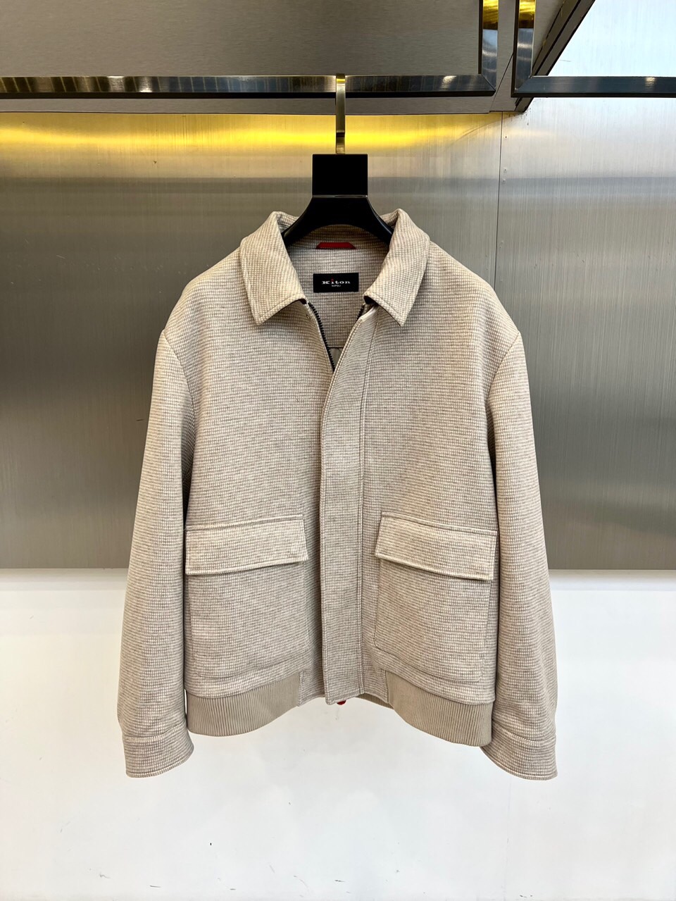 NO:514762,Kiton, 2025 new product lapel jacket jacket. Micro-loose style, classic lapel jacket jacket with slightly lower shoulder design, simple and elegant, selected texture double-sided wool material, craftsmanship JING is beautiful, relaxed and sporty, free and simple, classic 48-56 (model 173, 143 catties upper body 50 sizes),, jackets & coats, jackets & coats, alexander wang19860909Kiton奇顿、2025秋冬新品翻领夹克外套.微宽松版型,经典翻领夹克版型微落肩设计,简洁大方,甄选肌理双面毛呢材质,匠艺手工之作 JING致美观,一松一驰,自在简约经典佰搭.48-56（模特173,143斤上身50码）,,jackets & coats,jackets & coats,alexander wang,Men's clothing