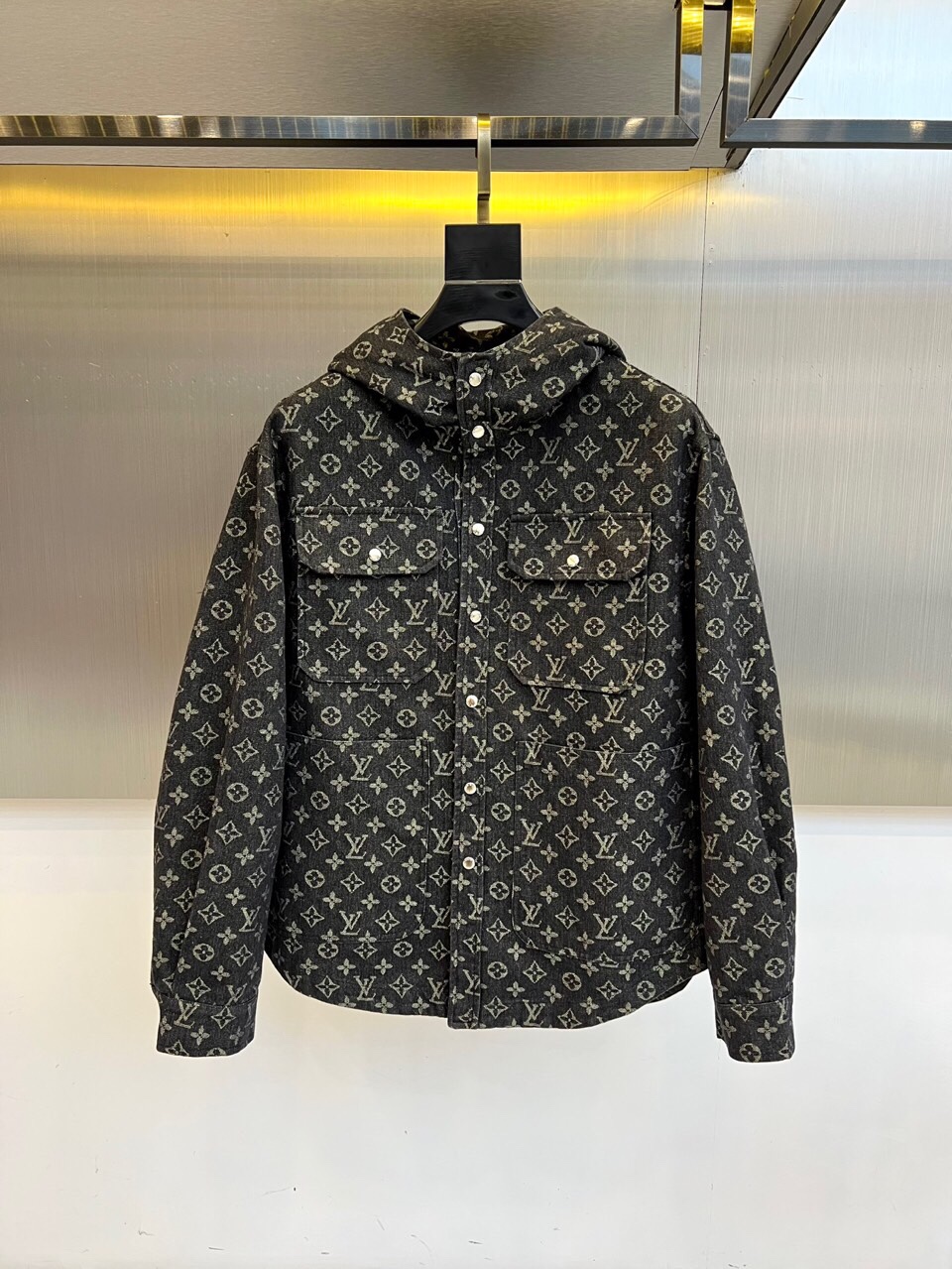 NO:514764,1v Donkey House, 25s classic presbyterian hooded jacket, dark gray base cloth is decorated with light gold Monogram print, high-end cotton blend is crisp and stylish. White button plaque + flip chest pocket design, hooded tailoring is both practical and luxurious. Metallic luster background sets off, interpreting the eternal fashion gene of LV. LV presbyterian hooded jacket | Light gold Monogram print collides with dark gray background, white button plaque and flip bag design, classic and street feeling coexist. High-end cotton blend, hooded tailoring, luxury must-have. 48-56 (model 173, 143 catties upper body 50 sizes),,louis vuitton,louis vuitton,louis vuitton,jackets & coats,jackets & coats,hats,alexander wang198609091v驴家、25s经典老花连帽夹克外套,深灰底布缀满浅金Monogram印花,高级棉质混纺挺括有型.白色纽扣开襟+翻盖胸袋设计,连帽剪裁兼顾实用与奢华.金属光泽背景衬托,诠释LV永恒时尚基因.LV老花连帽夹克｜浅金Monogram印花碰撞深灰底色,白色纽扣开襟与翻盖袋设计,经典与街头感并存.高级棉质混纺,连帽剪裁,奢潮必备.48-56（模特173,143斤上身50码）,,louis vuitton,louis vuitton,louis vuitton,jackets & coats,jackets & coats,hats,alexander wang,Men's clothing