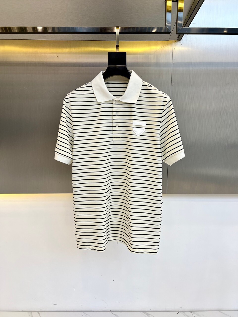 NO:514767,Prad, 2025 spring and summer new product business casual short-sleeved polo shirt. This short-sleeved Polo shirt is decorated with triangle patch embroidery patterns and solid color trim. The fabric is made of resident mercerized cotton, and the conventional style is cut to create a casual silhouette. It is carefully made of customer-supplied bead flooring cotton cloth. The surface of the fabric is arranged uniformly and neatly, with excellent breathability and heat dissipation and sweat resistance. The comfort level of the upper body is completely better than that of ordinary single-sided sweat cloth tissue!  Bring a more fashionable outfit effect!  48-56 (model 173, 143 catties upper body 50 sizes), prada, prada, T-shirt, alexander wang19860909Prad普拉、2025春夏新品商务休闲短袖polo shirt.此款短袖Polo衫饰有三角贴布绣图案和纯色饰边,面料以驻地丝光棉制成,常规版型剪裁,打造休闲廓形.采用客供定织珠地棉布精心制成,面料表面排列均匀整齐的网眼纹理,透气性和散热排汗性极佳,上身舒适程度完全优于普通单面汗布组织！带来更加时髦的穿搭效果！48-56（模特173,143斤上身50码）,,prada,prada,T-shirt,alexander wang,Men's clothing