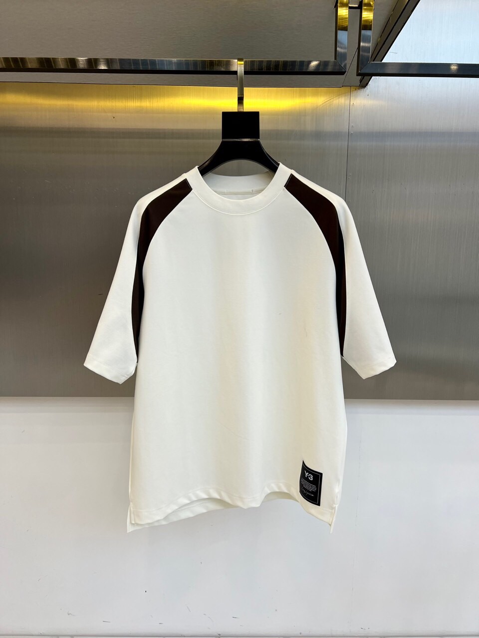 NO:514773,Y-3. 2025 summer men's round neck, fashionable three-dimensional letter casual European cotton short-sleeved T-shirt, selected customers to use imported pure cotton material, high-density rib splicing on the neck, and the same cylinder is fixed to ensure no color difference. The whole T-shirt fabric is comfortable and skin-friendly, absolutely beyond your imagination, the upper body is refreshing, breathable and not stuffy, and the quality is absolutely invincible. The logo is made of imported environmentally friendly paste and multi-layer printing technology. The color texture and uniformity of the pattern are perfect and cannot be picked, which is quite fashionable and brand recognition!  The exquisite basic style cutting makes the upper body more upright and stylish!  48-56 (model 173, 143 catties upper body 50 sizes), T-shirt,tees, t-shirt,alexander wang19860909Y-3、2025夏季男士圆领时尚立体字母休闲欧棉短袖T恤,甄选客供进口纯棉材质制成,领口高密罗纹拼接,同缸定染保证无色差,整件T恤面料舒适亲肤程度绝对超乎你的想象,上身清爽透气不闷热,品相绝对堪称无敌.Logo采用进口环保浆料及多层印刷工艺打造,图案的色泽质感与均匀程度均完美到无法去挑剔,相当具有时髦感与品牌辨识度！精湛无比的基础版型裁剪,使得上身更加立挺有型！48-56（模特173,143斤上身50码）,,T-shirt,tees，t-shirt,alexander wang,Men's clothing
