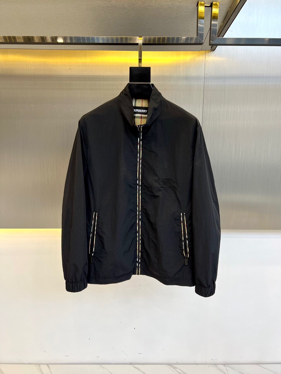 NO:514768,Burberry, 2025FW men's stand-up collar jacket men's jacket, casual and daily wear items!  The upper body modifies the body and perfectly combines fashion aesthetics with the concept of new urban business and leisure. The Italian minimalist, capable and outdoor functional style are the ultimate interpretation, both solemn and harmonious, creating a unique styling item. The overall outline tends to be simple, with a rather unique and elegant detail treatment, enriching the overall vision. The wardrobe business and leisure are excellent and high attendance rate!  It is hard to come by!  48-56 (please report height and weight by placing an order), burberry, burberry, jackets & coats, jackets & coats, alexander wang19860909Bur巴宝莉、2025FW男士立领夹克男装外套,休闲日常穿搭单品！上身修饰身形、将时装美学和新都市商务休闲概念完美融合,通体将意式的极简、干练和户外功能性风格极致诠释,亦庄亦谐,塑造出别具一格的造型单品,整体轮廓趋于简约风格,颇为个性且雅痞的细节处理,丰富了整体视觉.衣橱商务休闲绝佳的高出勤率！可遇而不可求！48-56（下单请报身高体重）,,burberry,burberry,jackets & coats,jackets & coats,alexander wang,Men's clothing