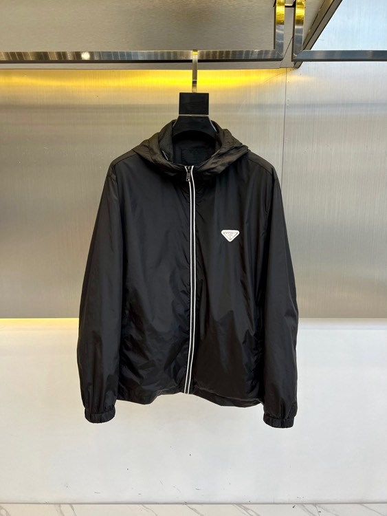 NO:514772,PRAD/Pra, 2025 Men's Men's Logo Re-Nylon Jacket. It uses imported Re-Nylon recycled fiber material, which has good breathability and comfort, windproof and waterproof, and is not troubled by the environment. It is the best choice for daily leisure travel!  Portable and can be stored in small bags, making it convenient for business trips!  The customized logo engraved metal zippers of customer-supplied products add the texture of the jacket, allowing you to show your taste in details!  In addition, the brand letter logo embroidery badge embroidery on the chest is a symbol of identity, allowing you to stand out among the crowd!  The workmanship details are even more amazing. Every jacket has been carefully designed and made to ensure that every detail is perfect. Whether it is the choice of fabric or the tailoring craftsmanship, it reflects the brand's high quality requirements!  48-56 (model 173, 143 catties upper body 50 sizes), prada, prada, jackets & coats, jackets & coats, alexander wang19860909PRAD/普拉、2025男士男士徽标饰Re-Nylon夹克外套.选用客供进口Re-Nylon再生纤维材质,具有很好的透气性和舒适性,防风拒水不受环境困扰,是日常休闲出行的最佳首选！便携式可收纳成小包,出差旅行方便！客供定制的Logo刻印金属拉链更是增添了外套的质感,让您在细节上也能彰显自己的品味！此外胸前品牌字母标识刺绣徽章点缀更是身份的象征,让您在人群中脱颖而出！做工细节更是令人赞叹,每一件夹克都经过精心设计和制作,确保每一个细节都完美无缺,无论是面料的选择还是剪裁的工艺,都体现了品牌对品质的高要求！48-56（模特173,143斤上身50码）,,prada,prada,jackets & coats,jackets & coats,alexander wang,Men's clothing