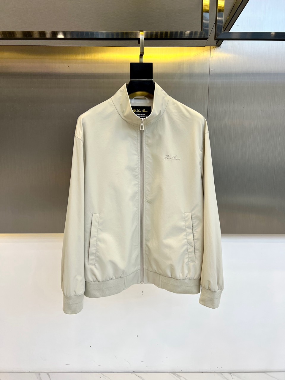 NO:514774,Loro Piana, 25 new LP stand-up collar jacket, a must-have for high-end elite men's minimalist urban lightweight nylon jacket. LP, the top luxury brand of Italy with a long history and noble luxury, has been pursuing excellent quality and handicrafts for the past hundred years. LP things are the best choice in any aspect. They must have styles, effects on the upper body, tailoring, design and design, and they are lasting. The aristocratic aura of the upper body cannot be replaced, and they are very classy!  The clean version of the body is not decorated, reflecting the charm of free and easy men. With the exquisite and smooth threading details, the texture is extremely perfect. Top-grade lightweight nylon and knitted material, close-fitting and comfortable texture, smooth feel but not losing texture, and high-end luxury items with obvious matching performance!  48-56 (model 173, 143 catties upper body 50 sizes), loro piana, loro piana, jackets & coats, jackets & coats, alexander wang19860909Loro Piana诺悠翩雅、25新款Lp立领夹克,高端精英男士必备极简都市轻质尼龙外套.来自意大利历史悠久尊贵奢华的顶奢品牌LP,在过去一百年来Loro Piana一直追求卓越的质量和手工.LP的东西无论是哪个方面都是最好的选择,要款式有款式,要上身效果有效果,要剪裁有剪裁,要设计有设计,而且经久不衰,上身的贵族气场无法替代,并且很有档次！ 净版衣身无修饰,体现出洒脱自如的男士魅力.加上精湛平顺的走线细节,质感完美至极.顶级轻质尼龙与针织材质,贴身舒适纹理清晰,手感顺滑却不失质感,搭配性能显而易见的高奢单品！48-56（模特173,143斤上身50码）,,loro piana,loro piana,jackets & coats,jackets & coats,alexander wang,Men's clothing