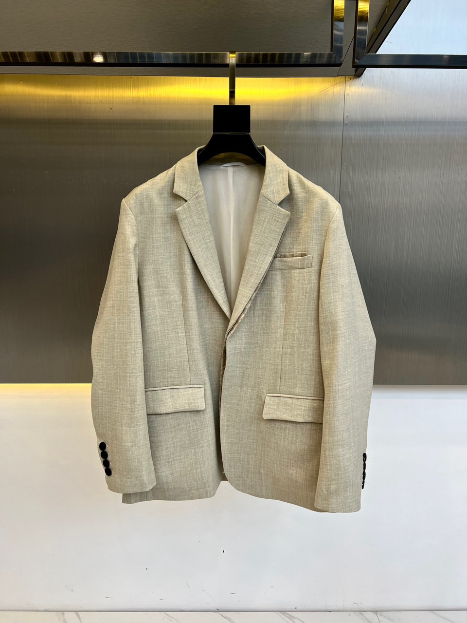 NO:514782,Dio, 2025 new business casual suit jacket. Simple casual suit jacket, imported top-grade special fabrics are all ultra-thin polyester fiber twill fabrics imported from the UK, with a light luster, unique texture, soft and smooth feel. They are not a product that can be compared with ordinary fabrics. The upper body is full of style, and the restrained and high-end fashionable dark blue color is very easy to highlight the temperamental tone, both solemn and harmonious, and to control various occasions, business commuting and leisure on the street are perfect, which is an excellent item with a tough look!  48-56 (model 173, 143 catties upper body 50 sizes), dior, dior, jackets & coats, business suit, alexander wang19860909Dio迪奥、2025新品商务休闲西服外套.简约休闲西装外套,进口顶级特供面料都是英国进口的超薄聚酯纤维纤维斜纹面料,淡淡光泽,质感独特,手感柔嫩顺滑,不是一般面料所能对比的产品,上身型款十足,内敛高级的时髦深蓝色系,极易凸显气质的色调,亦庄亦谐,驾驭各种场合,商务通勤与出街休闲完美兼备,属于拗造型的一款绝佳单品！48-56（模特173,143斤上身50码）,,dior,dior,jackets & coats,business suit,alexander wang,Men's clothing