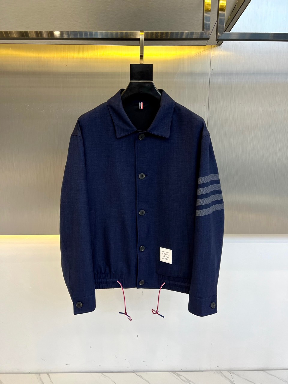 NO:514786,ThomBrow Tom Brownie, 2025 Early Autumn Jacket Thin Microfiber Jacket!  It is easy to carry, and it is a little volume when folded. It is quickly dehydrated and dry after washing. The upper body is breathable and fashionable and beautiful. The special fabrics are all ultra-thin polyester fiber fabrics imported from the UK. They are lightly shiny, unique texture, and soft and smooth. They are not comparable to ordinary fabrics. The regular hooded design and the hem logo modification!  Very charming design, with no lining inner seam and edging technology, very detailed, it is very difficult to make such a thin fabric, and it is a very technical one. Details determine the high-end. The minimalist seasonal design elements, a must-have item for trendy men, a perfect slim fit style, highly recommended!  48-56 (model 173, 143 catties upper body 50 sizes), thom brown, jackets & coats, jackets & coats, hats, alexander wang19860909ThomBrow汤姆布朗尼、2025早秋夹克轻薄超纤维外套！携带方便,折叠起来是一点点的体积,水洗后快速脱水干爽,上身透气而且时尚靓丽.特供面料都是英国进口的超薄聚酯纤维纤维面料,淡淡光泽,质感独特,手感柔嫩顺滑,不是一般面料所能对比的产品.常规的连帽设计,下摆标志性logo修饰！非常极具魅力的设计,无里布内缝包边工艺,细节非常到位,这么薄的面料做出来非常有难度,要非常讲究技术的一款,细节决定高端.极简当季的设计元素,潮男必备单品,完美修身版型,强烈推荐！48-56（模特173,143斤上身50码）,,thom browne,jackets & coats,jackets & coats,hats,alexander wang,Men's clothing