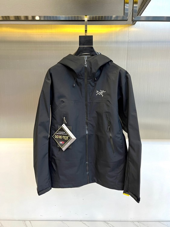 NO:531942,Arcteryx Archaeoptera Bird - beta lightweight new style and new colors. Waterproof and windproof breathable hooded casual jacket jacket men's series hooded urban outdoor lightweight windproof waterproof simple solid color versatile jacket jacket, bluesign@ certified using warp knitted back village N40LGORE-TEX fabric, ARC TERYX logo four-time glue pressing process on the chest, 3D three-dimensional bionic design clothes long arm crook Tri-Durance waterproof rainproof fabric, full set of customer-supplied accessories, underarm YKK two-way zipper, this Beta LW jacket is designed with simple and universal, providing the performance required for alpine environments. It is light and wear-resistant and suitable for wearing a variety of activities.  The helmet is compatible with StormHood hood, and it does not affect sight. The hand pocket is equipped with WaterTight zipper for easy pick-up and placement, the underarm zipper is convenient for quick ventilation, and the splicing design allows for free movement. The traditional organ cross-inverted alpine pocket is set in the high position, the VISLON central front zipper, adjustable Velcro cuff Velcro label, compatible with Zip-in, and the logo embroidered by Patering machine on the chest BRTA LW is the latest Arc’teryx star product, which has always performed outstandingly in harsh mountain environments. It is now more powerful and has lighter weight. It distinguishes itself from the low version on the market, hardcore products, strongly recommended to buy, and the upper body effect is great. S-XXL (please report height and weight when placing an order), arc'teryx, jackets & coats, jackets & coats, hats, alexander  wang19860909Arcteryx始祖鸟-beta lightweight新款新色 防水防风透气连帽休闲夹克外套男款系列连帽城市户外轻量化防风防水简约纯色百搭夹克冲锋衣,采用bluesign@认人证的采用带经编背村 N40LGORE-TEX面料, 胸前采用ARC TERYX徽标四次压胶工艺,整衣3D立体仿生学设计衣长臂弯Tri-Durance防水防雨面料,全套客供辅料,腋下YKK双向拉链,这款Beta LW夹克设计简洁而通用,可提供高山环境所需的性能.轻薄而耐磨适合多种活动穿着. 头盔兼容StormHood兜帽防护良好且不影响视线,插手口袋设有WaterTight拉链,便于取放物品,腋下拉链便于快速通风,拼接设计使活动自如. 传统风琴交叉反向进入高山口袋设置在高位,VISLON中央正面拉链,可调节Velcro袖口魔术贴标签,兼容Zip-in,在胸前采用百达灵机器绣的徽标 BRTA LW是最新Arc’teryx的明星产品,一直在高山恶劣环境中表现突出,现在功能更强大,重量更轻.自行区别市面低版本,硬核货,强力推荐入手,上身效果巨好. S-XXL（下单请报身高体重）,arc'teryx,jackets & coats,jackets & coats,hats,alexander wang,Men's clothing