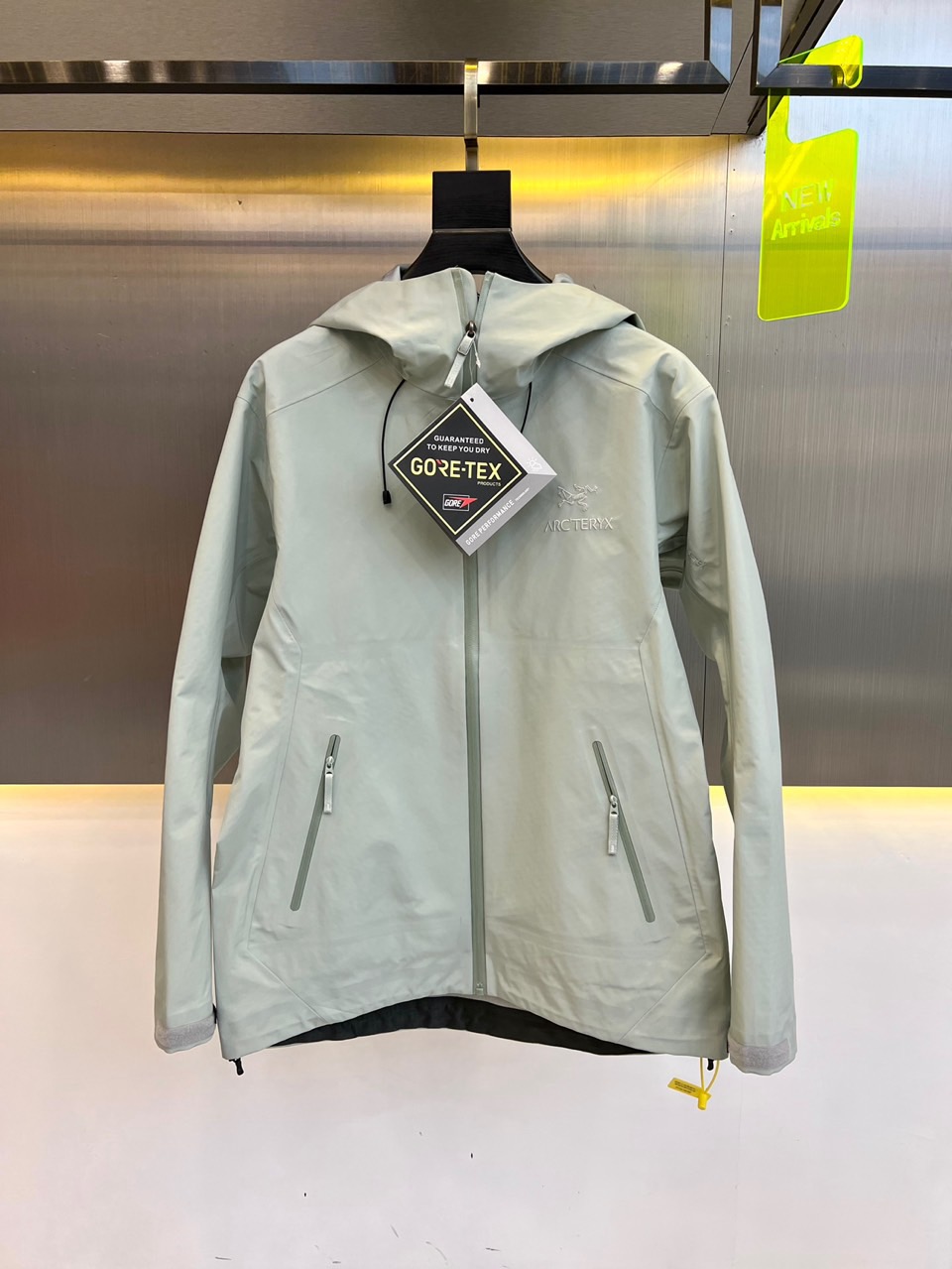 NO:531945,Arcteryx-Home [Top version, random comparison, not Putian product] ARC'TERYX/Archaew beta LT series jacket The same classic hard shell outdoor warmth, windproof and water-proof. Professional-grade outdoor hooded jacket jacket. Polar waterproof jacket!  Suitable for all kinds of environments, cities, outdoors, camping, mountain sports, and technology fabrics, taking into account outdoor activities and urban commuting, this year's super hot product, the three-dimensional cut style is also particularly good!  GORE-TEX three-layered adhesive fabric has long-lasting waterproof and windproof functions. It can prevent penetration even when it rains heavily. It has excellent waterproof effect~ WaterTight adhesive waterproof zipper This zipper can block the wind and rain and effectively prevent wind and rain from invading. All the inner joints are pressed. The adhesive is flat and reinforced to prevent glue opening. Small waterproof and windproof zipper, WaterTight adhesive waterproof zipper, the zipper is close to the close and windproof, the collar is thoughtful and soft, and it is more comfortable to fit the body. The inner part of the two-way zipper is reinforced, effectively preventing tear, strong durability, heavy product!  Arcteryx/Archaew Beta lt hard shell jacket Size: S-XXL (model 173, 143 catties upper body M size) The same style for men and women!  .,arc'teryx,jackets & coats,jackets & coats,hats,alexander wang19860909Arcteryx-家 ［顶级版,随意对比,不是莆田货］ARC‘TERYX/始祖鸟 beta LT系列冲锋衣 官网同款经典硬壳户外保暖防风防泼水 .专业级户外连帽冲锋衣夹克外套.极地防水冲锋衣！ 适用于各种环境,城市,户外,露营 山地 运动都OK,科技面料 兼顾户外活动和城市通勤,今年的超级爆款,立体的裁剪版型也特别的好！GORE-TEX 三层压胶面料,具有持久防水 防风的功能性 即使大雨也能防止渗透 防水效果极佳~WaterTight压胶防水拉链 这款拉链可遮挡风雨有效的防止风雨侵入,内里接缝处全部进行压胶处理,压胶平整传教出进行加固处理,防止开胶,哟小的防水防风,WaterTight压胶防水拉链,拉链的密合性有效的防水防风,领口贴心的绒布内衬 亲肤柔软 贴身更舒适,双向拉链内里进行加固处理,有效防撕裂 耐用性强,重磅单品！ Arcteryx/始祖鸟Beta lt硬壳冲锋衣 码数:S-XXL（模特173,143斤上身M码）男女同款！.,arc'teryx,jackets & coats,jackets & coats,hats,alexander wang,Men's clothing