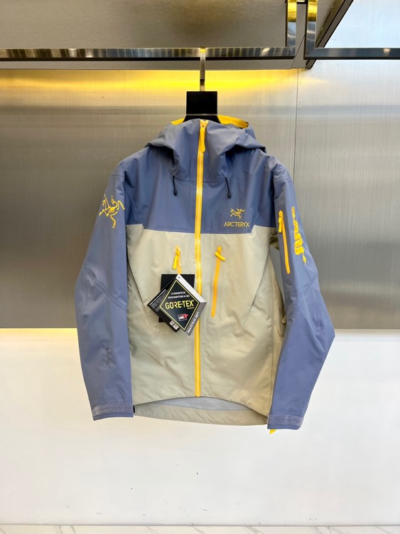 NO:531954,ARC'TERYX/Archaew Bird [Snake Year Limited] Alpha Series Sv 7th Generation GORE-TEX Pro Casual Sports Hooded Zipper Hard Shell Jacket, Alpha SV Ice Wall Unpredictable, Fighting with Nature, Enjoying Climbing, and Climbing with Ice Climbing several times. The Ice Wall Unpredictable, the crisis is hidden, and every inch of ice pattern hides unknown challenges. He resolves danger with calmness and analyzes the ice wall veins with a keen eye. Predict accurately between the vertical ice surface and decisively drops the pickaxe. Every climb is not only a test of physical fitness, but also a challenge to mentality and wisdom. It is absolutely freshly released Arc'teryx Archaew Bird Shell Gore-tex Hard Shell Functional Jacket Waterproof Jacket  The original custom bluesign@ certified uses N40LGORE-TEX fabric with warp knitted backing, which is light and wear-resistant, windproof, waterproof and breathable, suitable for wearing a variety of activities. It is reinforced in high friction and easy to damage parts. It is waterproof 0 and breathable 10,000. According to the core technology of birds, E3D slim-fitting tailoring, 3D three-dimensional bionic design clothes, long arms, conform to the ergonomic tailoring principle, and free movement. Imported Bailingda embroidery machine, three-dimensional full, buy YKK waterproof zipper, need a professional machine laser cut arc, then use a waterproof zipper to heat-press and seam, custom zipper rope without color difference vertical lines to make dates, high-temperature glue pressing process for inner membrane, workers can press one piece in an hour!  S-XXL (please report height and weight by placing an order), loro pianaarc'teryx, jackets & coats, jackets & coats, hats, alexander wang19860909ARC‘TERYX/始祖鸟【蛇年限定】Alpha系列 Sv 第7代 GORE-TEX Pro 休闲运动连帽拉链硬壳冲锋衣,阿尔法SV 冰壁莫测 与自然交手、 享攀 ,以攀冰与自然数次交手.冰壁莫测,危机暗伏,每一寸冰纹都潜藏着未知的挑战. 他以沉着冷静化解险象,以敏锐目光剖析冰壁脉络.于垂直冰面间精准预判,果断落镐. 每一次攀爬,既是对体能的考验,更是对心态与智慧的挑战. 绝对最新鲜出炉 Arc'teryx 始祖鸟冲锋衣 Gore-tex硬壳功能性外套防水夹克 原版定制bluesign@认证的采用带经编背衬N40LGORE-TEX面料,轻薄而耐磨,防风、防水且透气,适合多种活动穿着, 在高摩擦和易损坏的部位进行了加固处理,防水0,透气10000 依照鸟核心科技 E3D修身剪裁,整衣3D立体仿生学设计衣长臂弯,符合人体工程学剪裁原理,运动自如 进口百灵达刺绣机器 立体饱满,购入YKK防水拉链,需要专业机器激光切割的弧形再用防水拉链热压合缝,定制拉链绳无色差竖纹打枣,内膜高温压胶工艺,工人一小时才能压一件！S-XXL（下单请报身高体重）,,loro pianaarc'teryx,jackets & coats,jackets & coats,hats,alexander wang,Men's clothing