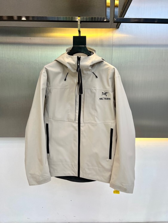 NO:515668,ARCTERYX GAMMA MX Arcterbird Windproof Shock Clothes. Go out with confidence. Go in and out for any trendy occasions. Outdoor all-weather series (essentials) gamma mx soft shell plus velvet jacket regular tailoring. Ingredients: Fortius 2.0 Outer: 85 nylon, 15 spandex Inner: 94 polyester, 6 spandex Product features -Gamma is the universal soft shell product line of Arcterbird. MX indicates that it is suitable for mixed weather. It is taken care of in all aspects of performance. It is not obvious. -Gamma MX is the Top Seller in Arcterbird's soft shell. It is a well-known universal oil-type product. It is a series that uses both outdoor outdoors. It has thin fleece inside, suitable for mixed activities in variable weather; -Gamma MX has more pockets, two symmetrical chest pockets on the front and two hand mouths  Bag, if necessary, the pocket is fully opened to assist in heat dissipation; the old model has a rubber-pressure pocket on the left arm, the new model has cancelled this design, the overall style is simpler, -The fabric has been waterproofed by DWR, can be shorter rain, and has a snow and anti-fouling effect. The breathability is better than that of WindStopper, but the windproof resistance is slightly weaker, -The windproof and waterproof performance and fabric texture are better than the same series S-XXL (model 173, 143 catties upper body M size), arc'teryx, alexander wang19860909ARCTERYX GAMMA MX始祖鸟防风冲锋衣 放心出门 随意进出任何潮流场合户外全天候系列（essentials） gamma mx软壳加绒冲锋衣常规剪裁 成分:Fortius 2.0 外层:85锦纶,15氨纶 内层:94聚酯纤维,6氨纶 产品特征 -Gamma是始祖鸟的通用型软壳产品线,MX表示适用于混合天气,各方面性能都所照顾,没有明显偏重, -Gamma MX是始祖鸟软壳中的Top Seller,出了名的万金油型产品,属于城市户外兼用的系列,内部有薄抓绒,适合多变天气下的混合活动使用; -Gamma MX的口袋比较多,正面有两个对称的胸袋,两个插手口 袋,必要时,口袋全打开也能起到辅助散热的作用;老款的左臂 有一个压胶口袋,新款取消了这个设计,整体风格更简约, -面料经过DWR防水处理,可以短 雨,也有防雪和抗污的效果,透气性比WindStopper好些,不过防风略弱一些, -防风防水性能以及面料质感都优于同系列 S-XXL（模特173,143斤上身M码）,arc'teryx,alexander wang,Men's clothing