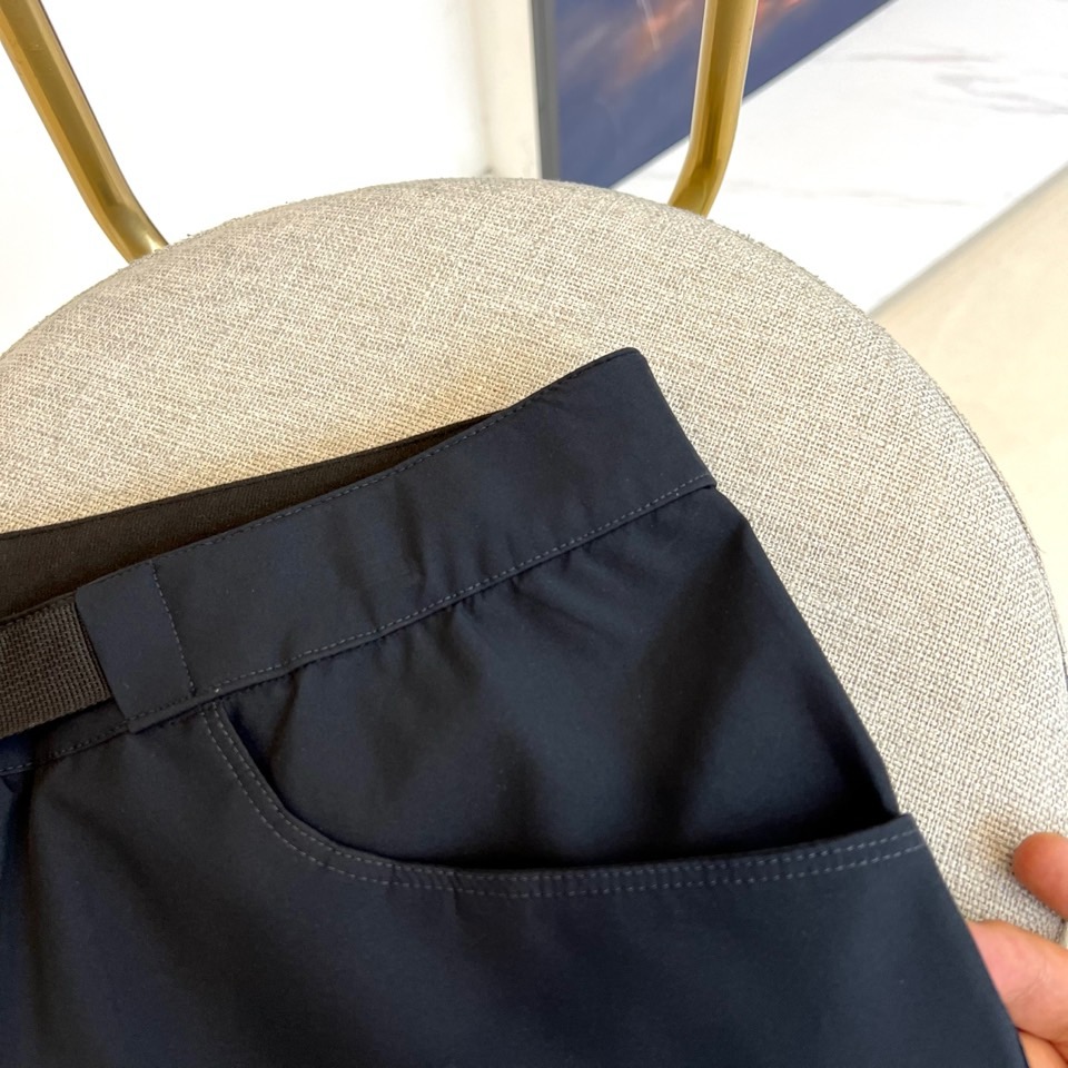 始祖鸟、2025春夏新款运动口袋设计工装裤。面料给满分！高密度面料手感无敌顺滑，一条有逼格的裤子 可遇不