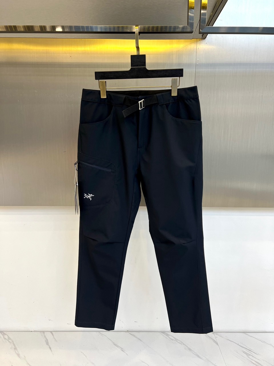 始祖鸟、2025春夏新款运动口袋设计工装裤。面料给满分！高密度面料手感无敌顺滑，一条有逼格的裤子 可遇不