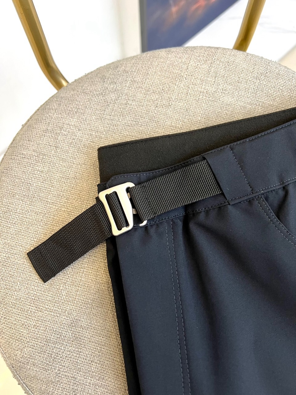 始祖鸟、2025春夏新款运动口袋设计工装裤。面料给满分！高密度面料手感无敌顺滑，一条有逼格的裤子 可遇不