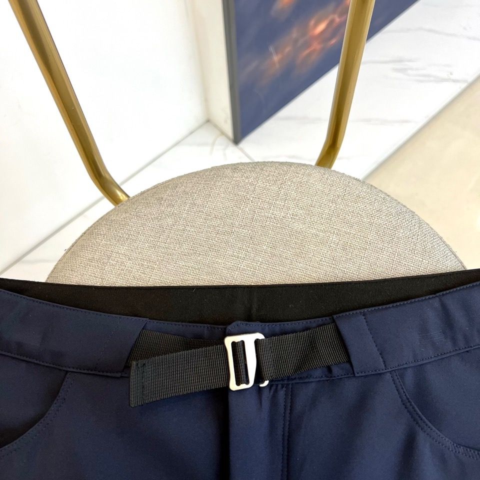 始祖鸟、2025春夏新款运动口袋设计工装裤。面料给满分！高密度面料手感无敌顺滑，一条有逼格的裤子 可遇不