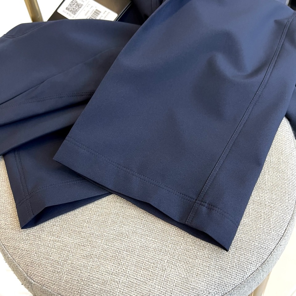 始祖鸟、2025春夏新款运动口袋设计工装裤。面料给满分！高密度面料手感无敌顺滑，一条有逼格的裤子 可遇不