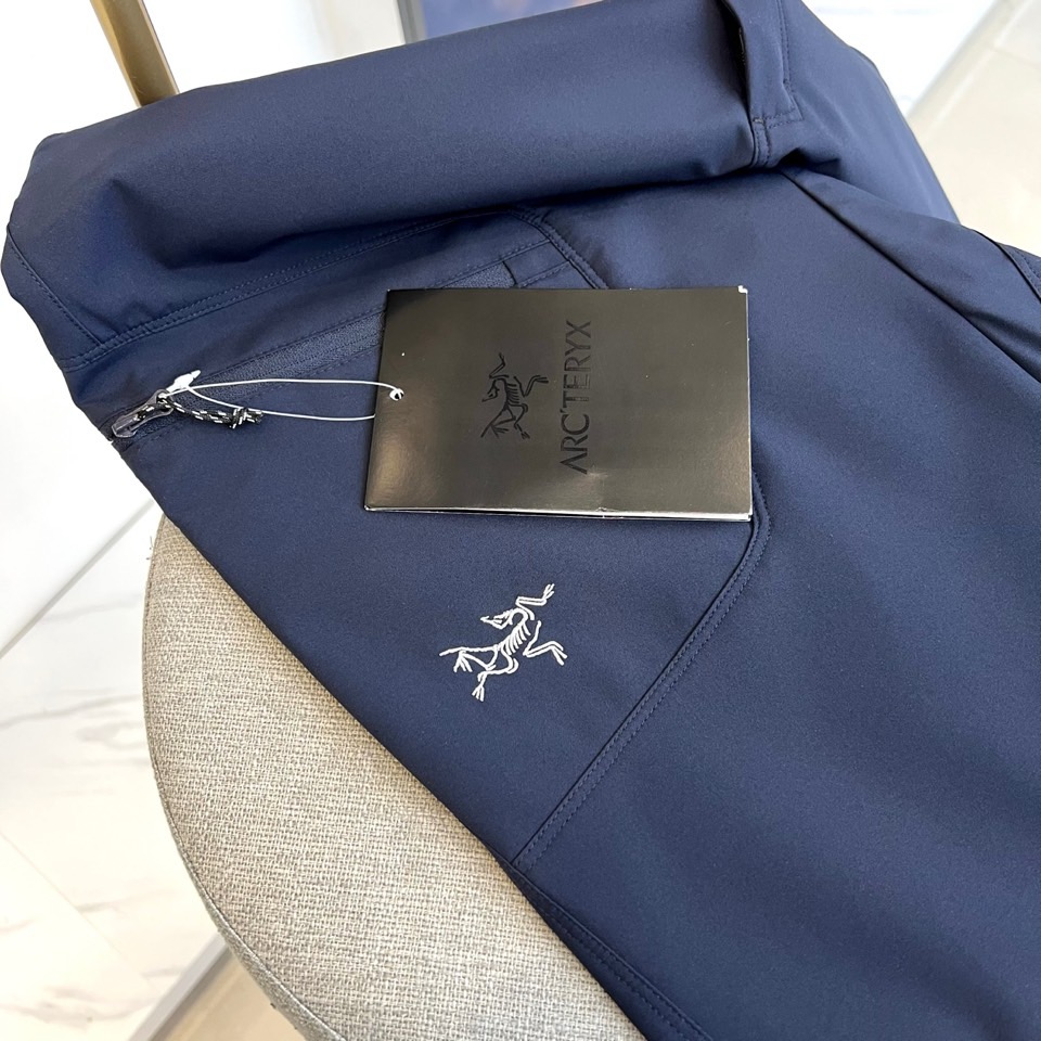 始祖鸟、2025春夏新款运动口袋设计工装裤。面料给满分！高密度面料手感无敌顺滑，一条有逼格的裤子 可遇不