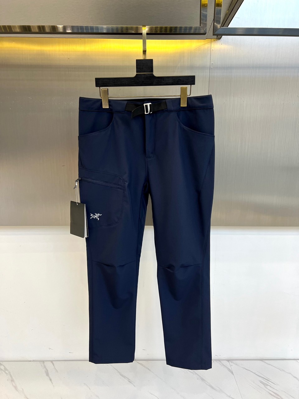 NO:515671,Archaeopteryx, 2025 spring and summer new sports pocket design work pants. The fabric gives full marks!  The high-density fabric feels invincible and smooth, and a pair of stylish pants is hard to come by, so don't miss it. The upper body effect is great, and the shorts I'm most looking forward to this year!  Although the price is relatively high, I believe everyone's vision, various craftsmanship, and fabrics are indeed worth the price. The upper body will definitely surprise you when you receive the goods, the elastic waist circumference of the strap, and the casual work style. The fabric is very textured and the upper body is stylish. M-3XL (model 173, 143 catties upper body L size), arc'teryx, shorts, alexander wang19860909始祖鸟、2025春夏新款运动口袋设计工装裤.面料给满分！高密度面料手感无敌顺滑,一条有逼格的裤子 可遇不可求,千万不要错过,上身效果超棒,今年最期待的一款短裤！价格虽然偏高,但是相信大家的眼光,各种工艺,面料的确值这个价格,收到货上身绝对给你惊喜,系带式弹力腰围,休闲工装风.面料很有质感.上身有型.M-3XL（模特173,143斤上身L码）,arc'teryx,shorts,alexander wang,Men's clothing