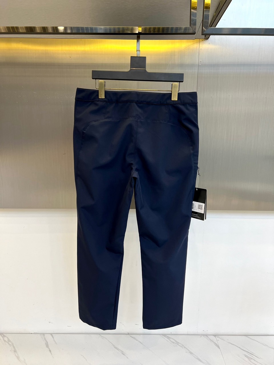 始祖鸟、2025春夏新款运动口袋设计工装裤。面料给满分！高密度面料手感无敌顺滑，一条有逼格的裤子 可遇不