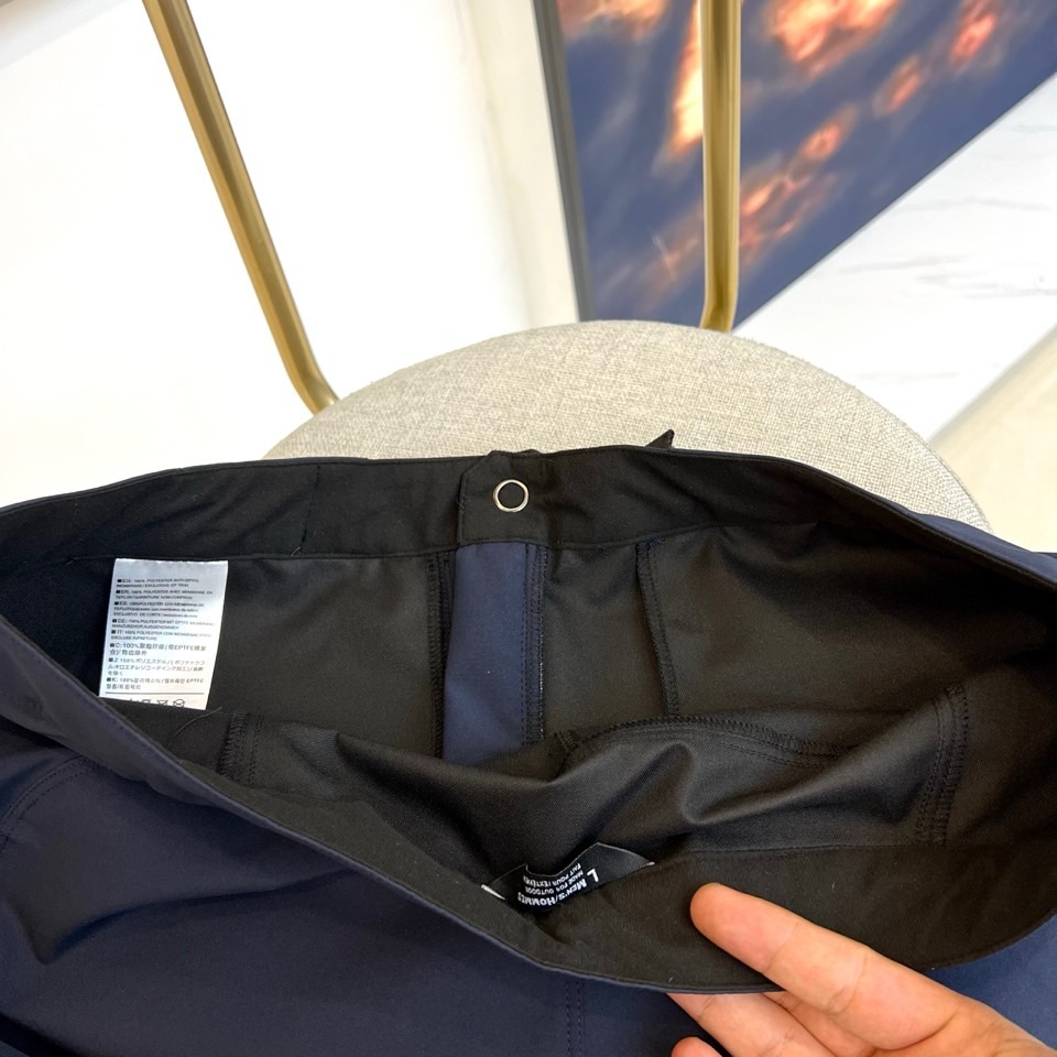 始祖鸟、2025春夏新款运动口袋设计工装裤。面料给满分！高密度面料手感无敌顺滑，一条有逼格的裤子 可遇不