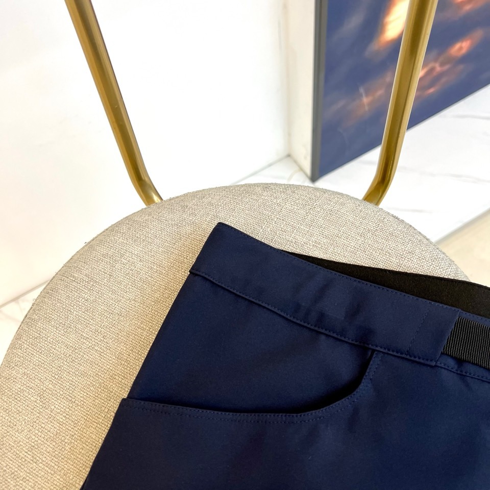 始祖鸟、2025春夏新款运动口袋设计工装裤。面料给满分！高密度面料手感无敌顺滑，一条有逼格的裤子 可遇不