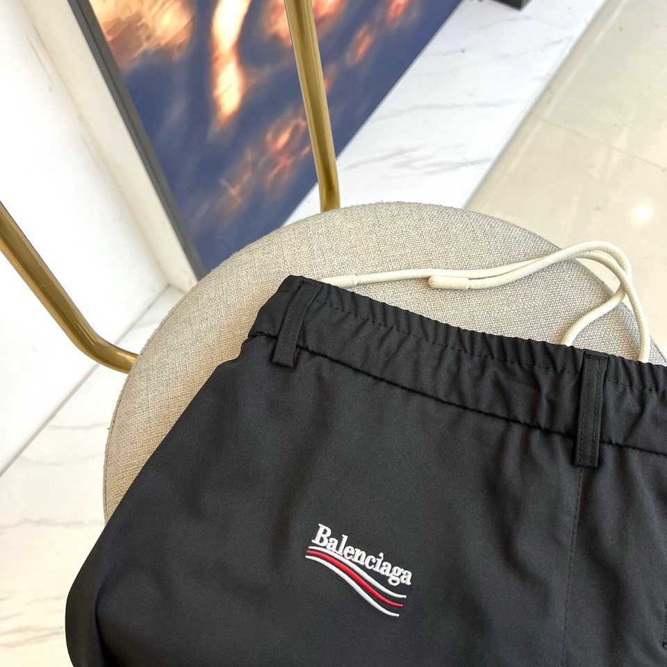 巴黎世家、2025春夏新款运动口袋设计工装裤。面料给满分！高密度面料手感无敌顺滑，一条有逼格的裤子 可遇