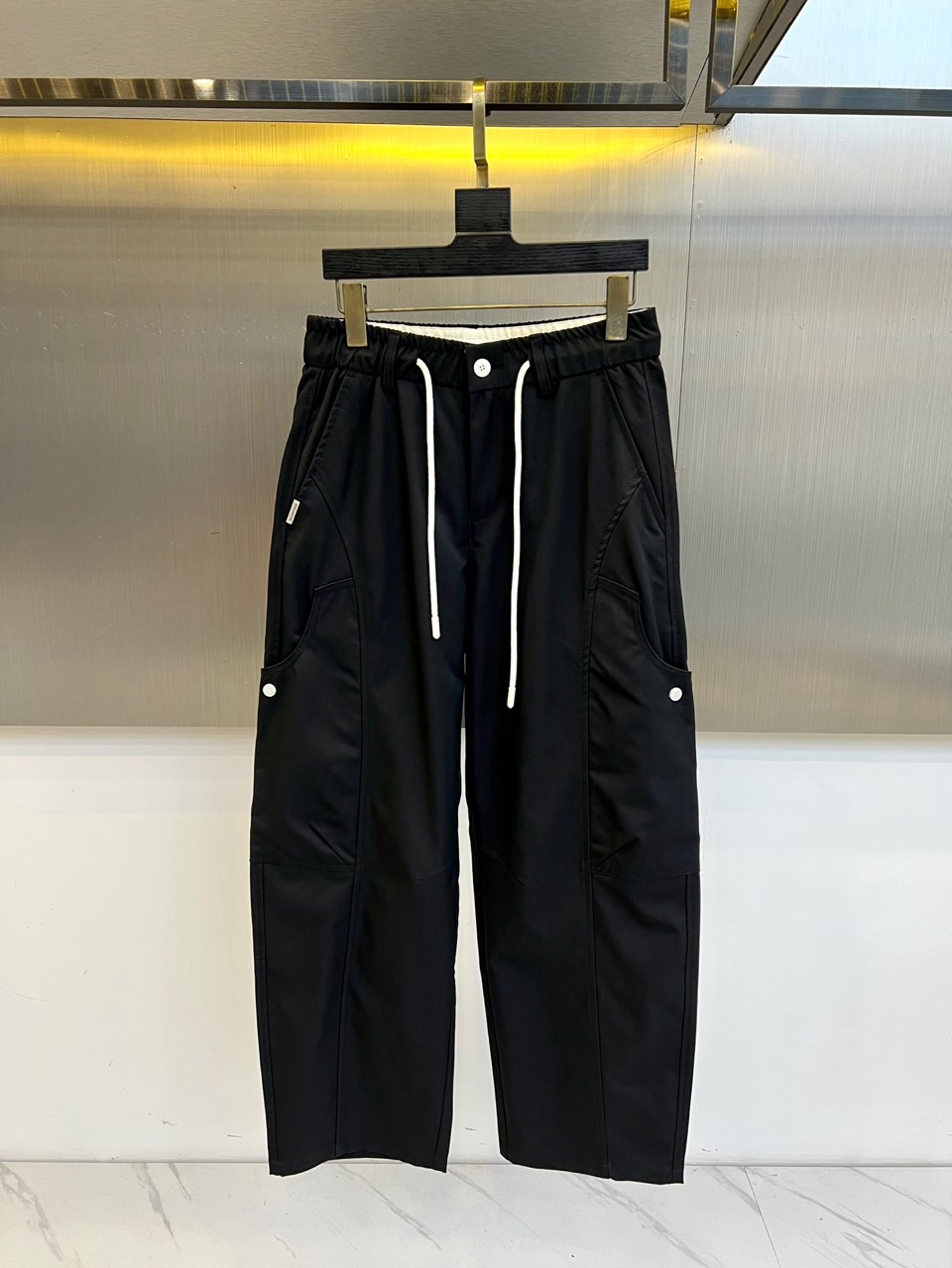 NO:515674,Balenciaga, 2025 spring and summer new sports pocket design work pants. The fabric gives full marks!  The high-density fabric feels invincible and smooth, and a pair of stylish pants is hard to come by, so don't miss it. The upper body effect is great, and the shorts I'm most looking forward to this year!  Although the price is relatively high, I believe everyone's vision, various craftsmanship, and fabrics are indeed worth the price. The upper body will definitely surprise you when you receive the goods, the elastic waist circumference of the strap, casual work style. The fabric is very textured and the upper body is stylish. S-2XL (order information about height, weight, waist circumference), balenciaga, shorts, alexander wang19860909巴黎世家、2025春夏新款运动口袋设计工装裤.面料给满分！高密度面料手感无敌顺滑,一条有逼格的裤子 可遇不可求,千万不要错过,上身效果超棒,今年最期待的一款短裤！价格虽然偏高,但是相信大家的眼光,各种工艺,面料的确值这个价格,收到货上身绝对给你惊喜,系带式弹力腰围,休闲工装风.面料很有质感.上身有型.S-2XL（下单情报身高体重腰围）,,balenciaga,shorts,alexander wang,Men's clothing