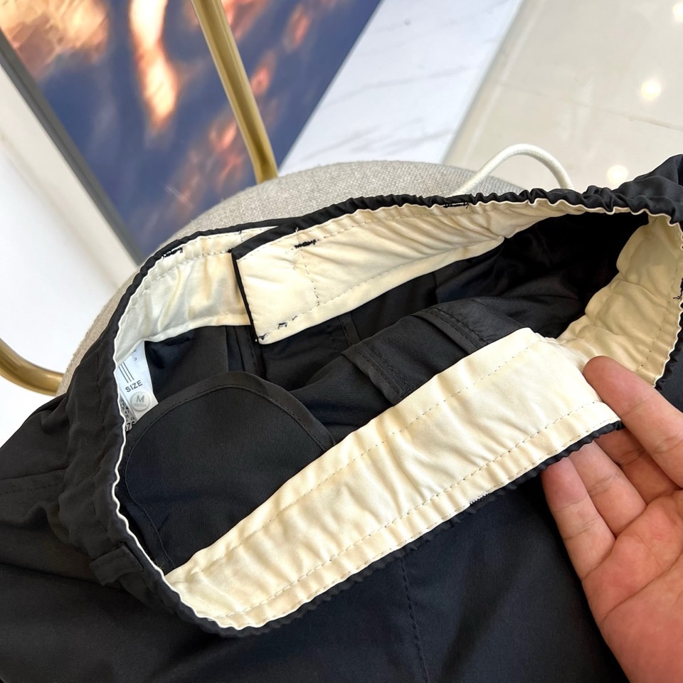 巴黎世家、2025春夏新款运动口袋设计工装裤。面料给满分！高密度面料手感无敌顺滑，一条有逼格的裤子 可遇