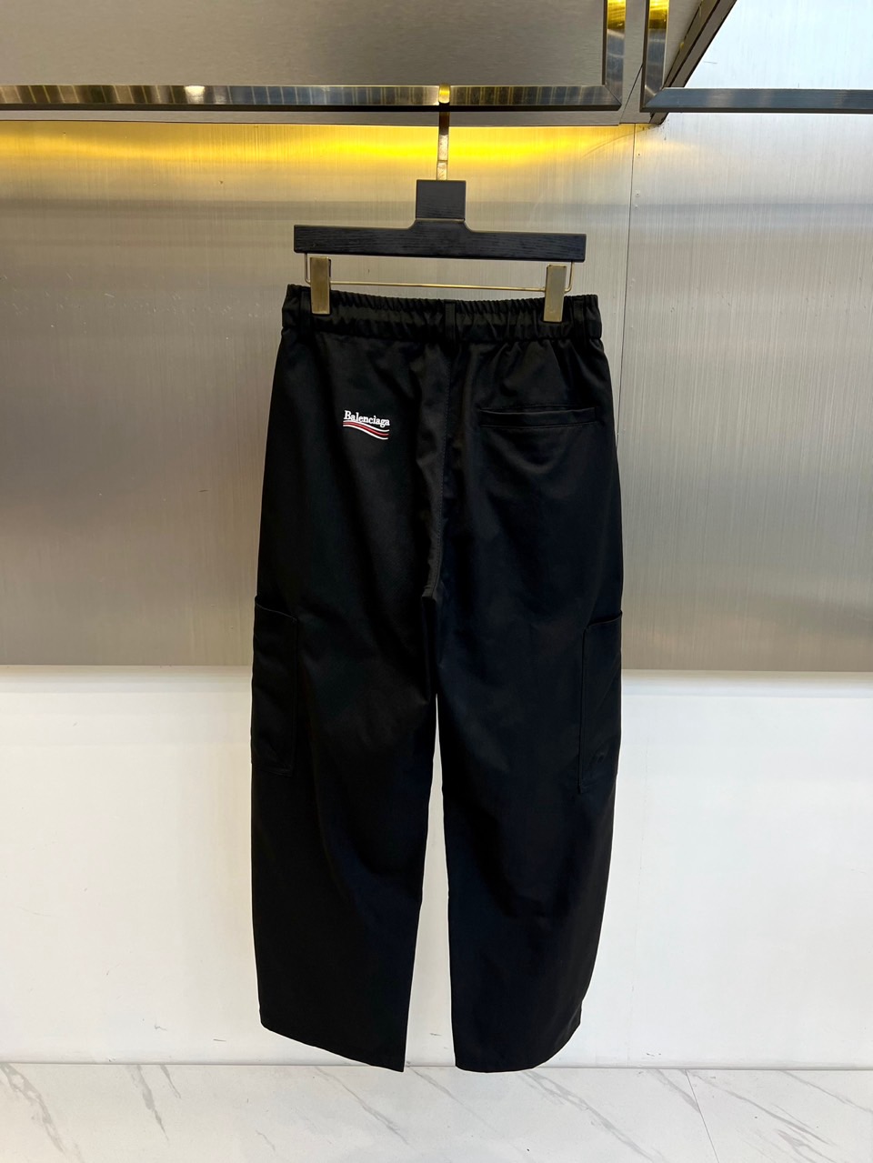 巴黎世家、2025春夏新款运动口袋设计工装裤。面料给满分！高密度面料手感无敌顺滑，一条有逼格的裤子 可遇