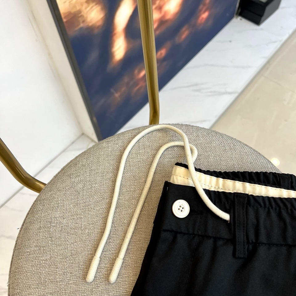 巴黎世家、2025春夏新款运动口袋设计工装裤。面料给满分！高密度面料手感无敌顺滑，一条有逼格的裤子 可遇