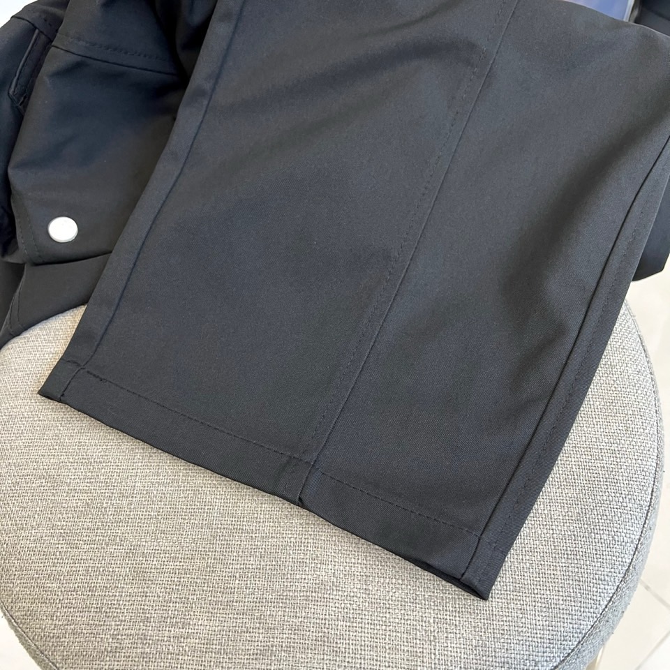 巴黎世家、2025春夏新款运动口袋设计工装裤。面料给满分！高密度面料手感无敌顺滑，一条有逼格的裤子 可遇