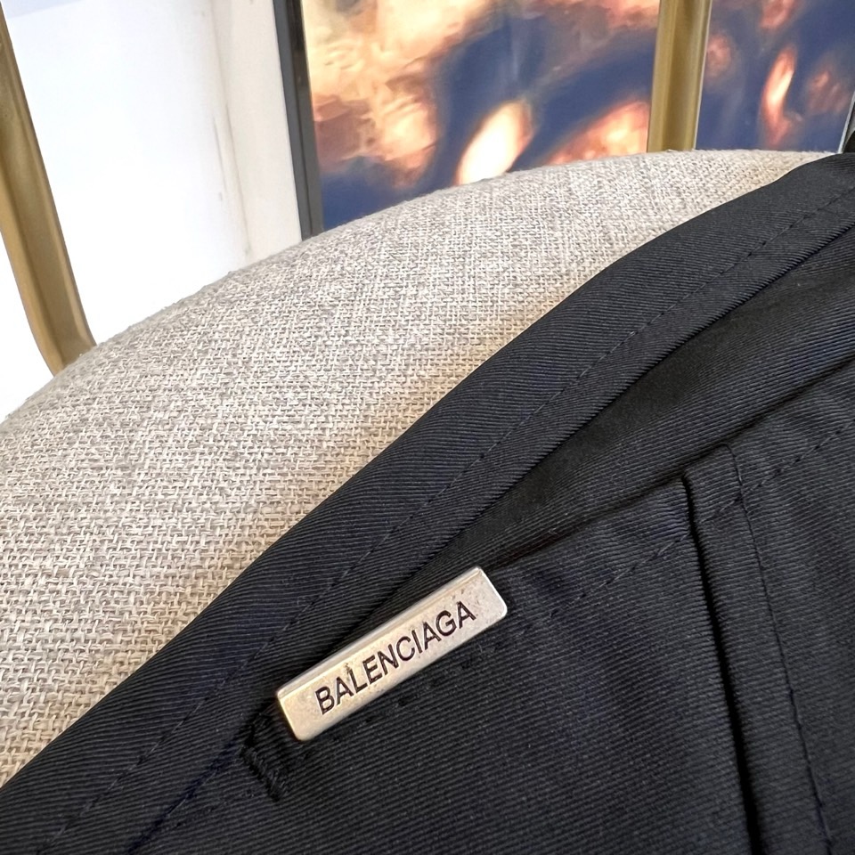 巴黎世家、2025春夏新款运动口袋设计工装裤。面料给满分！高密度面料手感无敌顺滑，一条有逼格的裤子 可遇