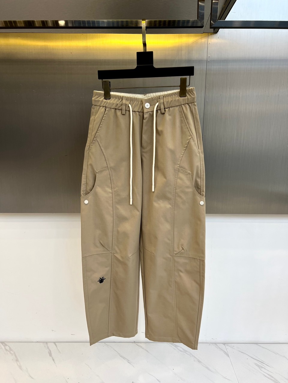 NO:515677,Dior2025 spring and summer new sports pocket design work pants. The fabric gives full marks!  The high-density fabric feels invincible and smooth, and a pair of stylish pants is hard to come by, so don't miss it. The upper body effect is great, and the shorts I'm most looking forward to this year!  Although the price is relatively high, I believe everyone's vision, various craftsmanship, and fabrics are indeed worth the price. The upper body will definitely surprise you when you receive the goods, the elastic waist circumference of the strap, casual work style. The fabric is very textured and the upper body is stylish. S-2XL (order information about height, weight, waist circumference), dior, shorts, alexander wang19860909Dior2025春夏新款运动口袋设计工装裤.面料给满分！高密度面料手感无敌顺滑,一条有逼格的裤子 可遇不可求,千万不要错过,上身效果超棒,今年最期待的一款短裤！价格虽然偏高,但是相信大家的眼光,各种工艺,面料的确值这个价格,收到货上身绝对给你惊喜,系带式弹力腰围,休闲工装风.面料很有质感.上身有型.S-2XL（下单情报身高体重腰围）,,dior,shorts,alexander wang,Men's clothing