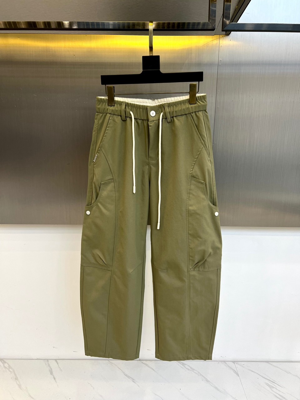 NO:515680,Balenciaga, 2025 spring and summer new sports pocket design work pants. The fabric gives full marks!  The high-density fabric feels invincible and smooth, and a pair of stylish pants is hard to come by, so don't miss it. The upper body effect is great, and the shorts I'm most looking forward to this year!  Although the price is relatively high, I believe everyone's vision, various craftsmanship, and fabrics are indeed worth the price. The upper body will definitely surprise you when you receive the goods, the elastic waist circumference of the strap, casual work style. The fabric is very textured and the upper body is stylish. S-2XL (order information about height, weight, waist circumference), balenciaga, shorts, alexander wang19860909巴黎世家、2025春夏新款运动口袋设计工装裤.面料给满分！高密度面料手感无敌顺滑,一条有逼格的裤子 可遇不可求,千万不要错过,上身效果超棒,今年最期待的一款短裤！价格虽然偏高,但是相信大家的眼光,各种工艺,面料的确值这个价格,收到货上身绝对给你惊喜,系带式弹力腰围,休闲工装风.面料很有质感.上身有型.S-2XL（下单情报身高体重腰围）,,balenciaga,shorts,alexander wang,Men's clothing