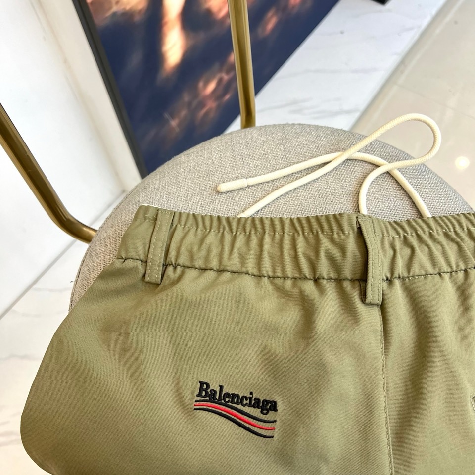 巴黎世家、2025春夏新款运动口袋设计工装裤。面料给满分！高密度面料手感无敌顺滑，一条有逼格的裤子 可遇